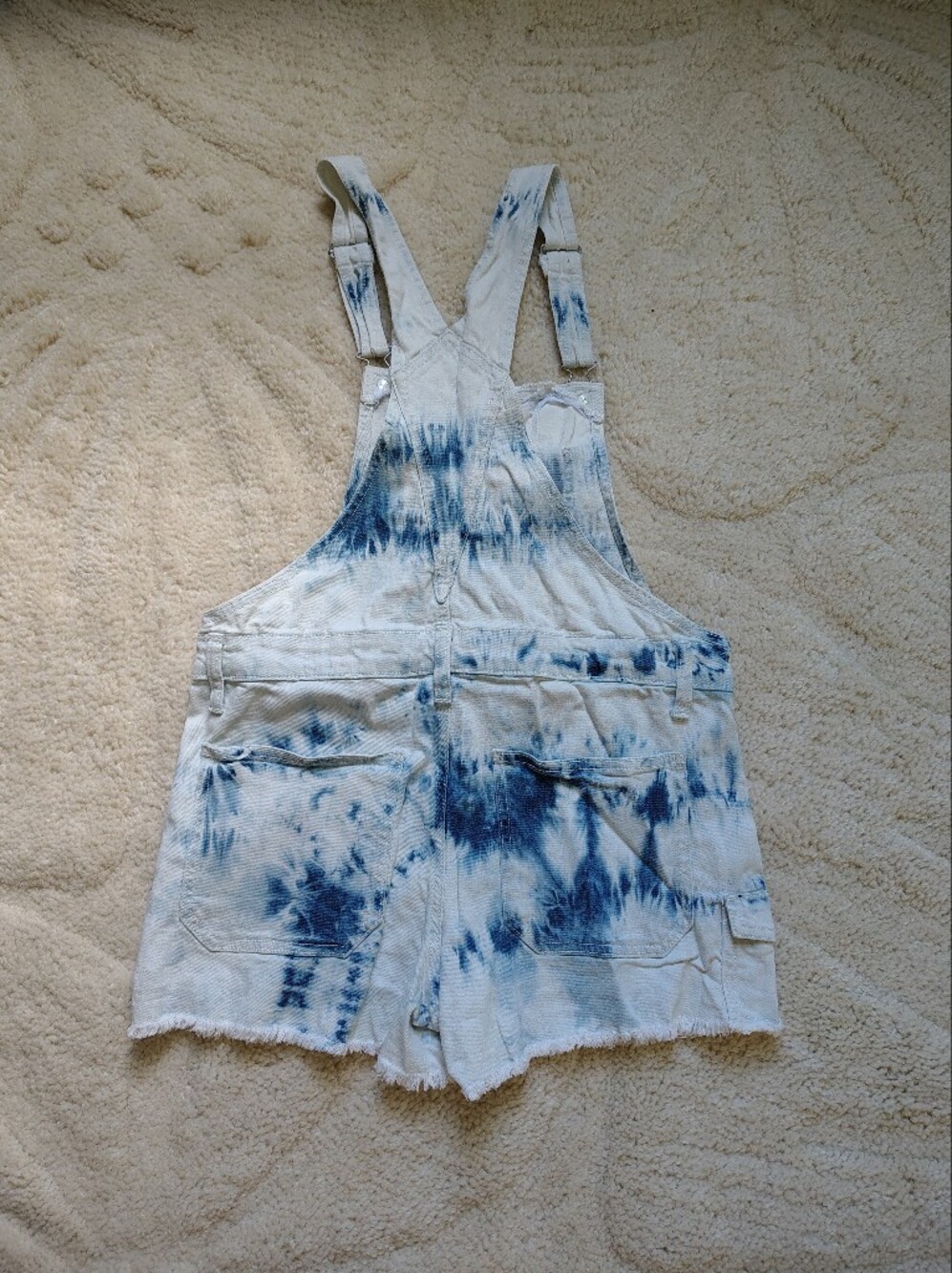 No Boundaries Women's Medium Tie-Dye Denim Short Overalls in White & Blue - Picture 6 of 10